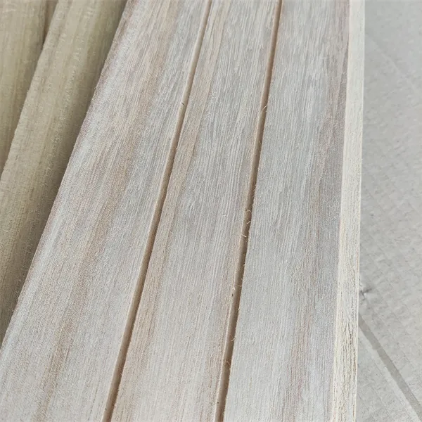 Väggpanel i poppelträ